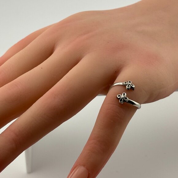 Silver Coloured Flower Split Ring - Picture 4 of 4